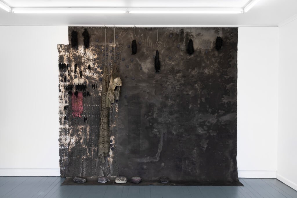 I Utkanten, Agder Kunstsenter- Kunstpunkt Lista: Verk; I Utkanten h 250 cm xb 300 cm x d 30 cm