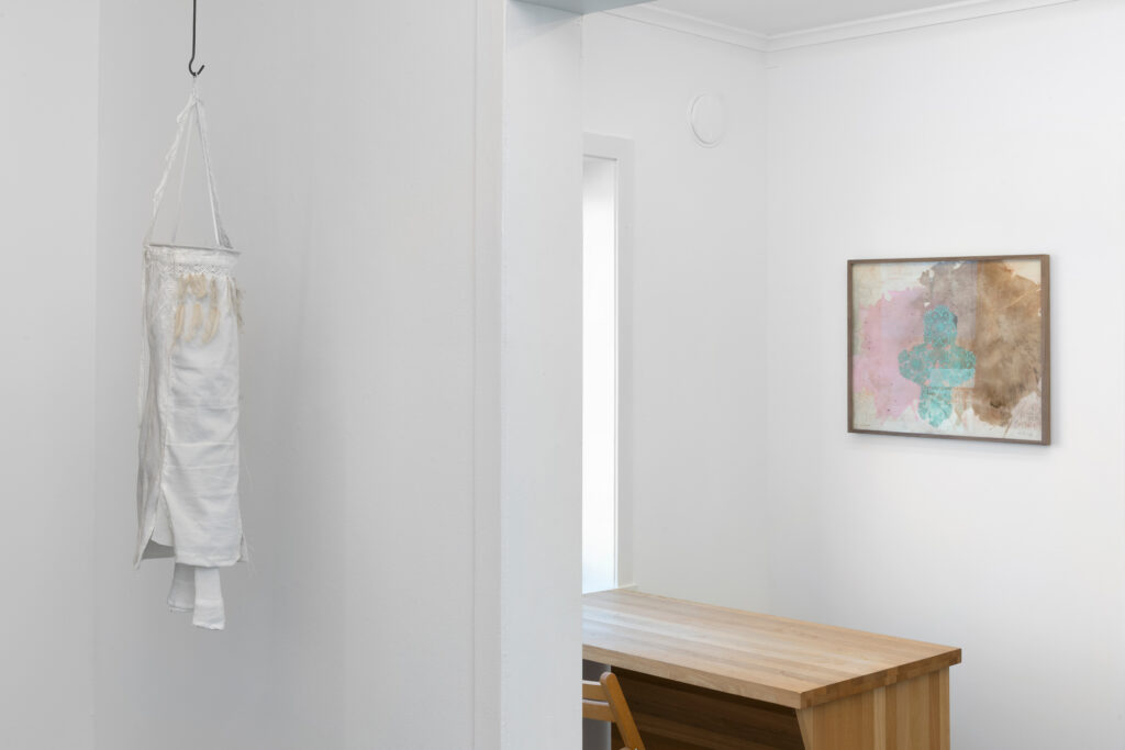Utstilling; I Utkanten, Kunstpunkt Lista, Agder Kunstsenter 28/2-2026 Verk: Korset h 54 cm x b 65 cm. Hengende objekt: Med Armene på Innsiden. Foto: Garman Aaberg Jarli