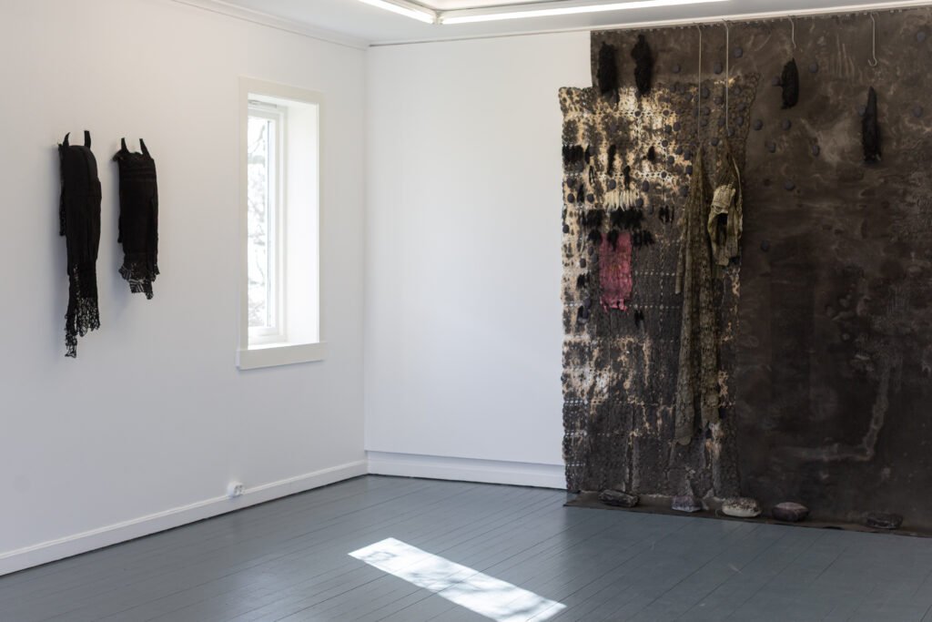 I Utkanten h 250 cm x b 300 cm x d 30 cm, utsnitt. Venstre i bildet: Vokter 1 og 2, Agder Kunstsenter, Kunstpunkt Lista. Foto: Garman Aaberg Jarli