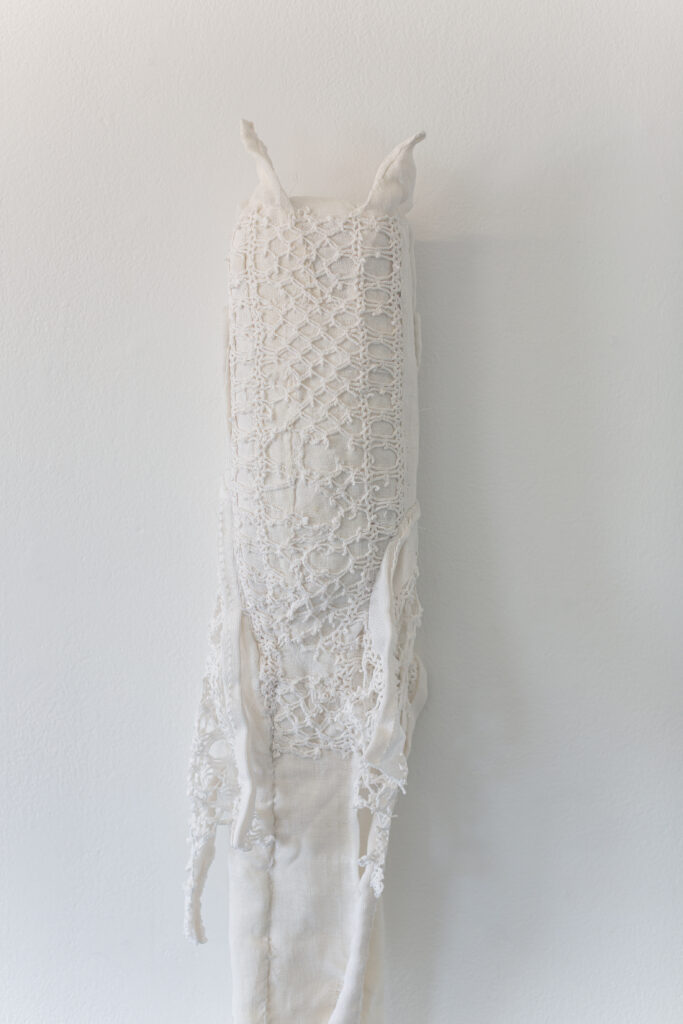 I Utkanten, Uskyld: Ødelagt h 70 cm x b 10 cm. Agder Kunstsentr, Kunstpunkt Lista 2026. Foto: Lise Frånsådal