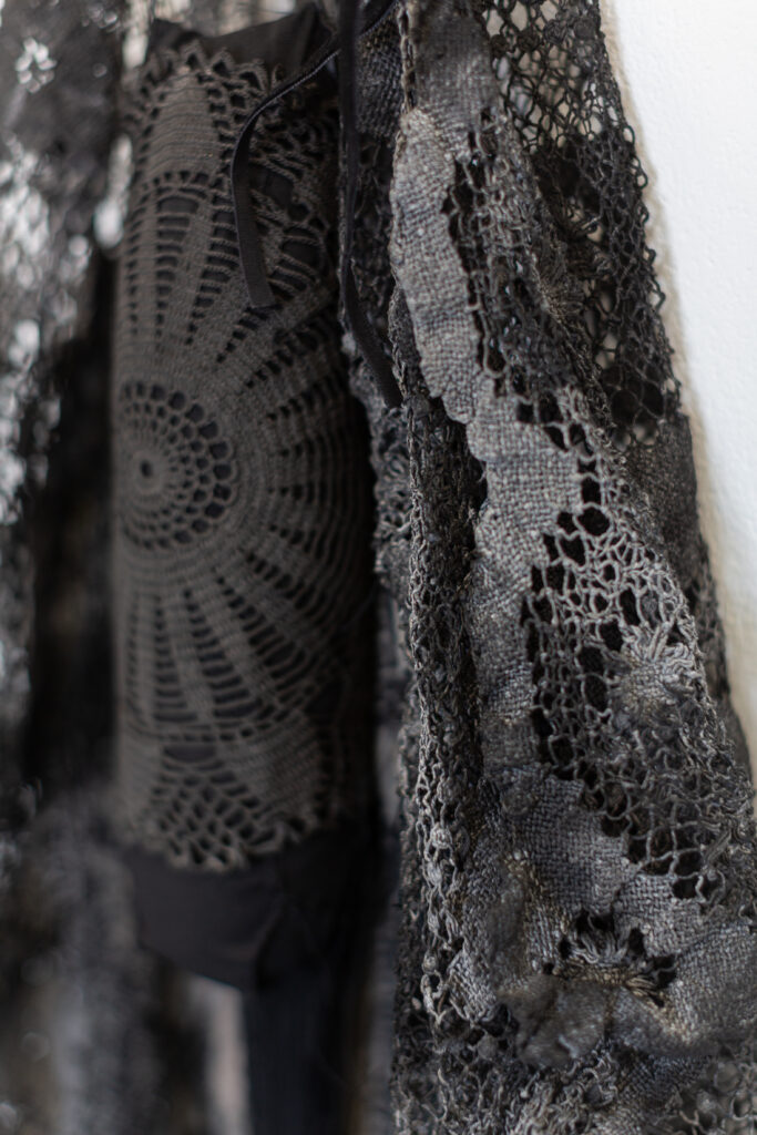 I Utkanten, Sorg h 142 cm x b 35 cm. Detalj. Kunstpunkt Lista, Agder Kunstsenter. Foto: Lise Frånsådal