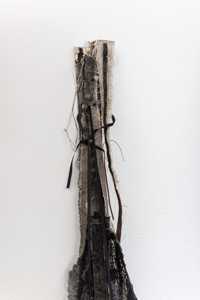 I Utkanten, Sorg h 142 cm x b 35 cm. Detalj. Kunstpunkt Lista, Agder Kunstsenter. Foto: Lise Frånsådal