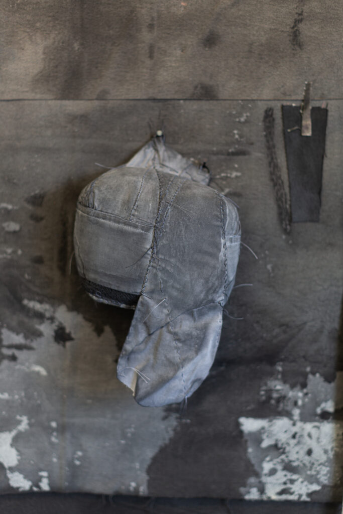 I Utkanten, Byrden, verk: Det Usagte h 85 cm x b 203 cm x d 20 cm, detal objekt. Agder Kunstpunkt Lista 2026 Kunstpunkt Lista. Foto: Lise Frånsådal