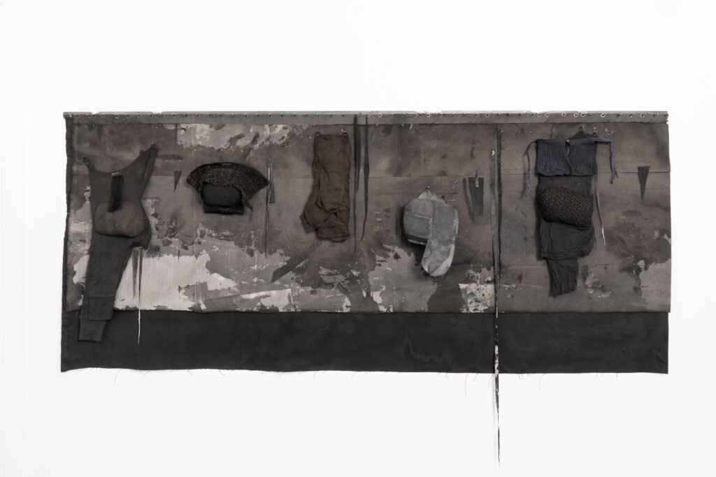 Temautstillingen, Norske Kunsthåndtverkere 2026. Tema Revolusjon. Kristiansund Kunsthall, Kuratorer: Tommy Olsson og Karl Edvin Ellingsen. Mitt verk bak: Det Usagte h 85 cm x b 203 cm x d 20 cm