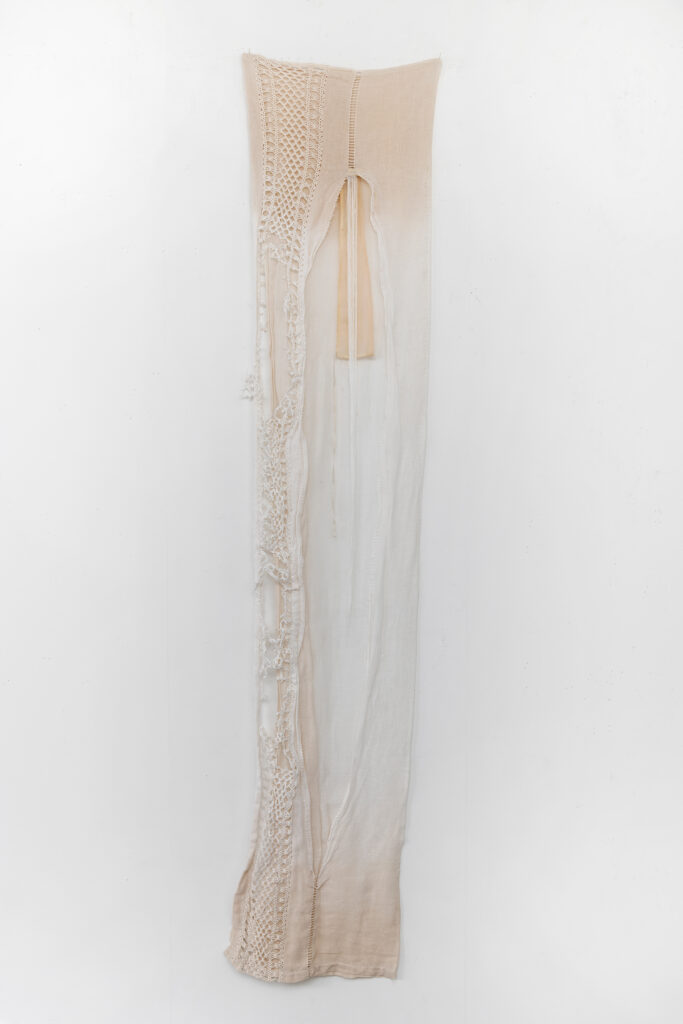 I Utkanten, Uskyld 1 180 cm x 38 cm. Høyre: Ødelagt h 70 cm x b 10 cm. Agder Kunstsenter, Kunstpunkt Lista 2026. Foto: Øystein Thorvaldsen