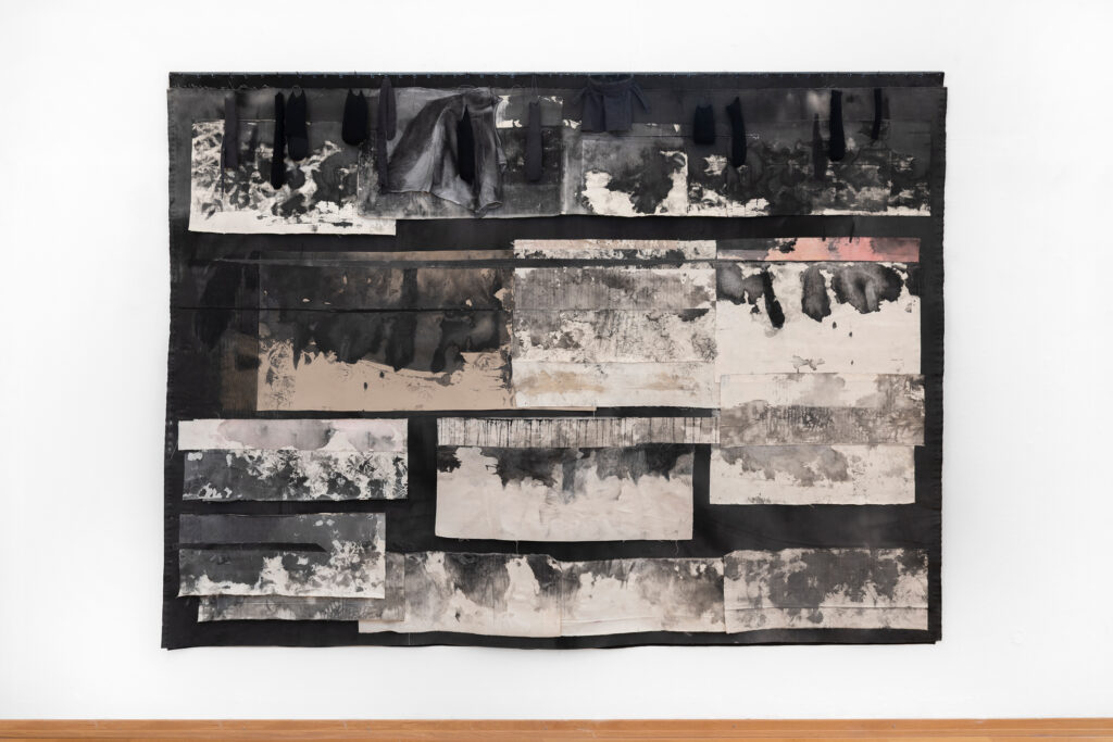 Moss Kunstforening, Dawn, It Elucidates 10/5-8/6 2025, Verk; Delution h 200 cm x b 269 cm. Foto: Øystein Thorvaldsen