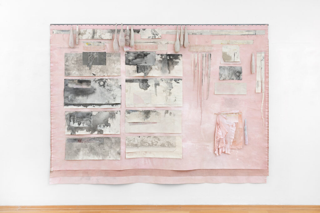 Moss Kunstforening, Dawn, It Elucidates 10/5-8/6 2025, Verk venstre; Delution h 200 cm x b 269 cm. Foto: Øystein Thorvaldsen
