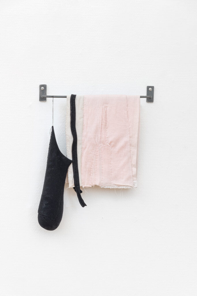 Moss Kunstforening, Dawn, It Elucidates 10/5-8/6 2025, Verk: Unravel, tekstilt objekt Foto: Øystein Thorvaldsen