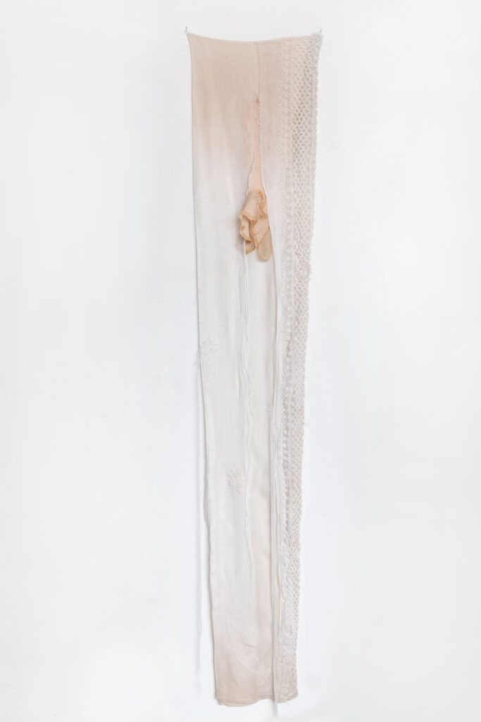 I Utkanten, Uskyld 2 180 cm x 38 cm, Agder Kunstsenter, Kunstpunkt Lista 2026. Foto: Garman Aaberg Jarli