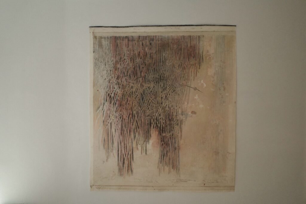 Loose Ends, SNØ galleri Oslo, 9/7-6/8 2026. Verk: Loose Ends 2, h 155 cm x b 135 cm