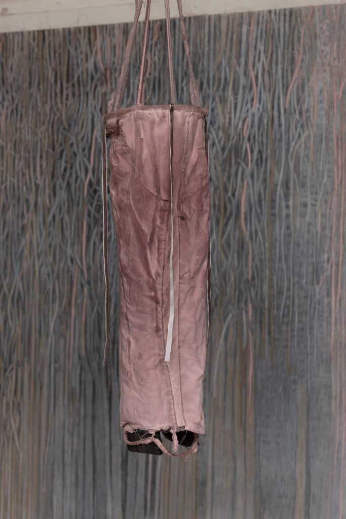 Loose Ends, SNØ galleri Oslo, 9/7-6/8 2026. Verk: Loose Ends 4( drawings), h 167 cm x b 170 cm