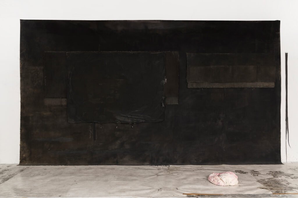 Temautstillingen, Norske Kunsthåndtverkere 2026. Tema Revolusjon. Kristiansund Kunsthall, Kuratorer: Tommy Olsson og Karl Edvin Ellingsen. Mine Verk, rett frem: Precipice 1 h 268 cm x b484 cm.