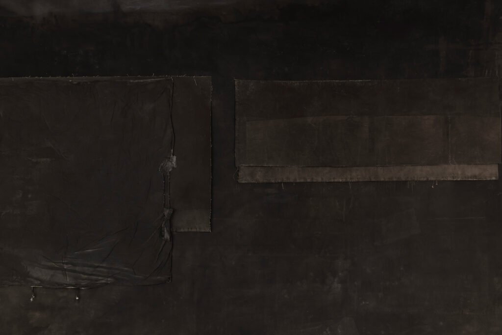 Temautstillingen, Norske Kunsthåndtverkere 2026. Tema Revolusjon. Kristiansund Kunsthall, Kuratorer: Tommy Olsson og Karl Edvin Ellingsen. Mine Verk, rett frem: Precipice 1 h 268 cm x b484 cm.