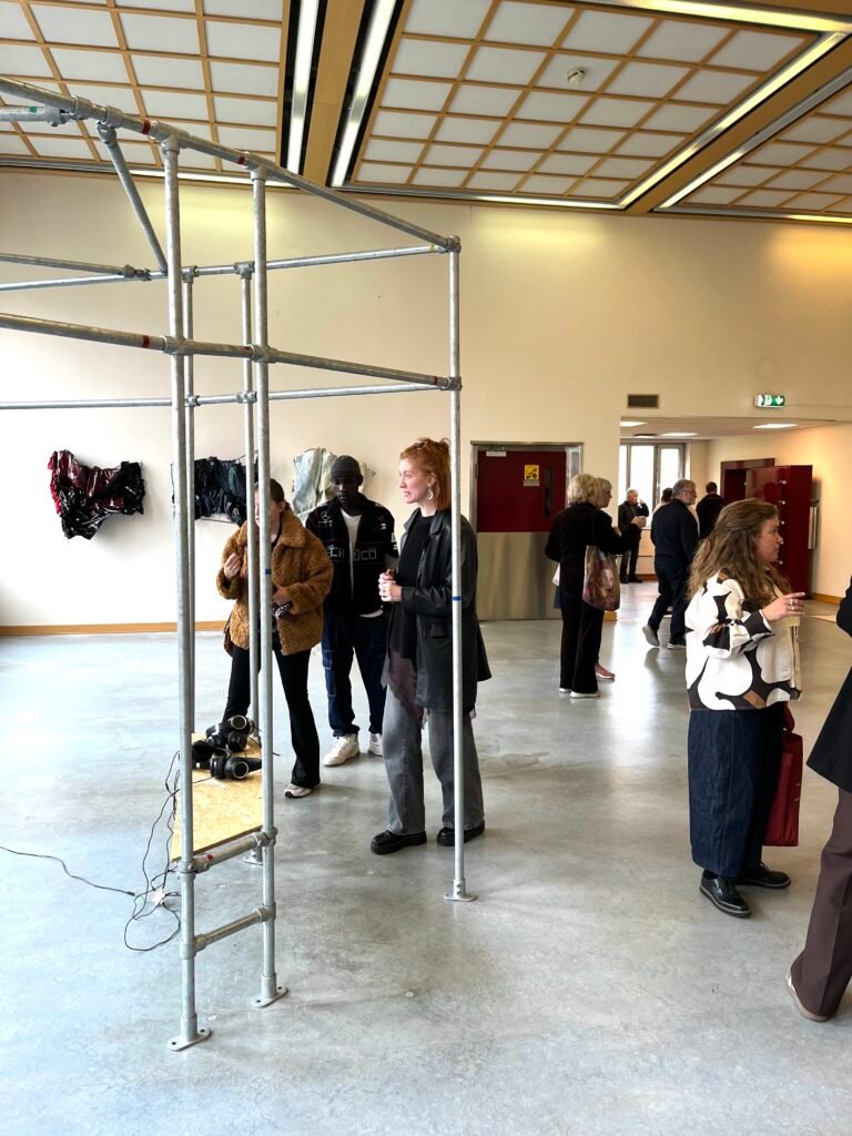 Temautstillingen, Norske Kunsthåndtverkere 2026. Tema Revolusjon. Kristiansund Kunsthall, Kuratorer: Tommy Olsson og Karl Edvin Ellingsen. Mitt verk bak: Det Usagte h 85 cm x b 203 cm x d 20 cm