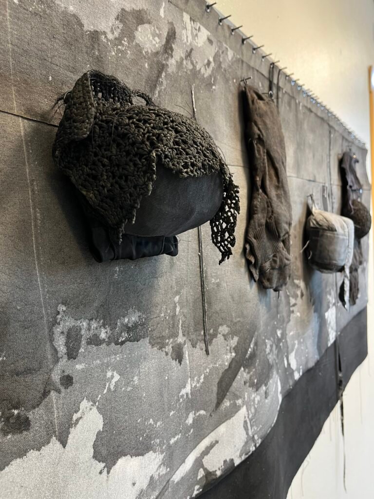 Temautstillingen, Norske Kunsthåndtverkere 2026. Tema Revolusjon. Kristiansund Kunsthall, Kuratorer: Tommy Olsson og Karl Edvin Ellingsen. Mitt verk bak: Det Usagte h 85 cm x b 203 cm x d 20 cm