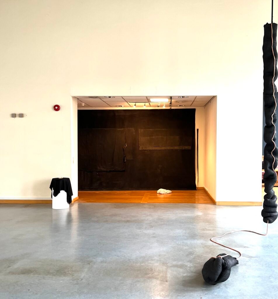 Temautstillingen, Norske Kunsthåndtverkere 2026. Tema Revolusjon. Kristiansund Kunsthall, Kuratorer: Tommy Olsson og Karl Edvin Ellingsen. Mine Verk, rett frem: Precipice 1 h 268 cm x b 484 cm.