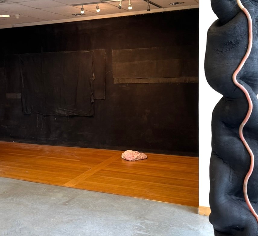 Temautstillingen, Norske Kunsthåndtverkere 2026. Tema Revolusjon. Kristiansund Kunsthall, Kuratorer: Tommy Olsson og Karl Edvin Ellingsen. Mine Verk, rett frem: Precipice 1 h 268 cm x b484 cm.