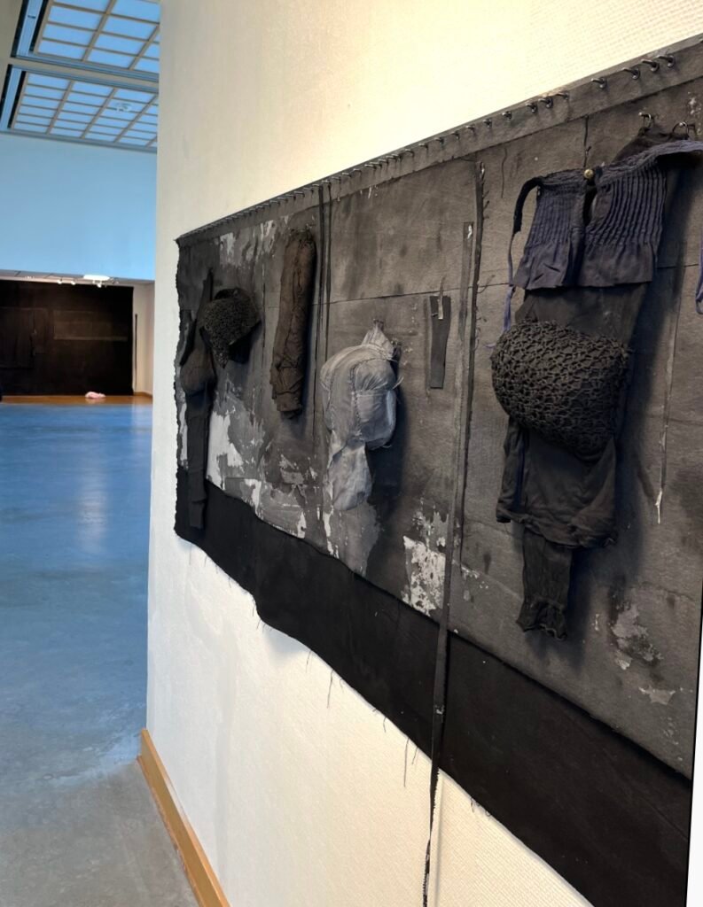 Temautstillingen, Norske Kunsthåndtverkere 2026. Tema Revolusjon. Kristiansund Kunsthall, Kuratorer: Tommy Olsson og Karl Edvin Ellingsen. Mine Verk, rett frem: Precipice 1 h 268 cm x b 484 cm. Til høyre: Det Usagte h 85 cm x b 203 cm x d 20 cm